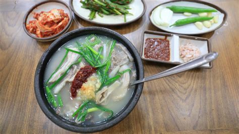  Dwaeji Gukbap: A Soul-Soothing Stew Bursting With Umami Flavors and Savory Goodness!