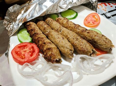  Kabab-e Bakhtiari: Indulge Your Taste Buds in a Symphony of Succulent Meat and Aromatic Herbs!